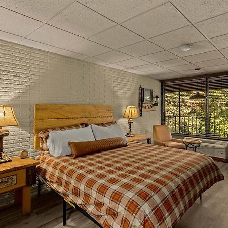 Stonegate Lodge King Bed Wifi 50 Roku Tv Salt Water Pool Room #104 Eureka Springs Exterior photo