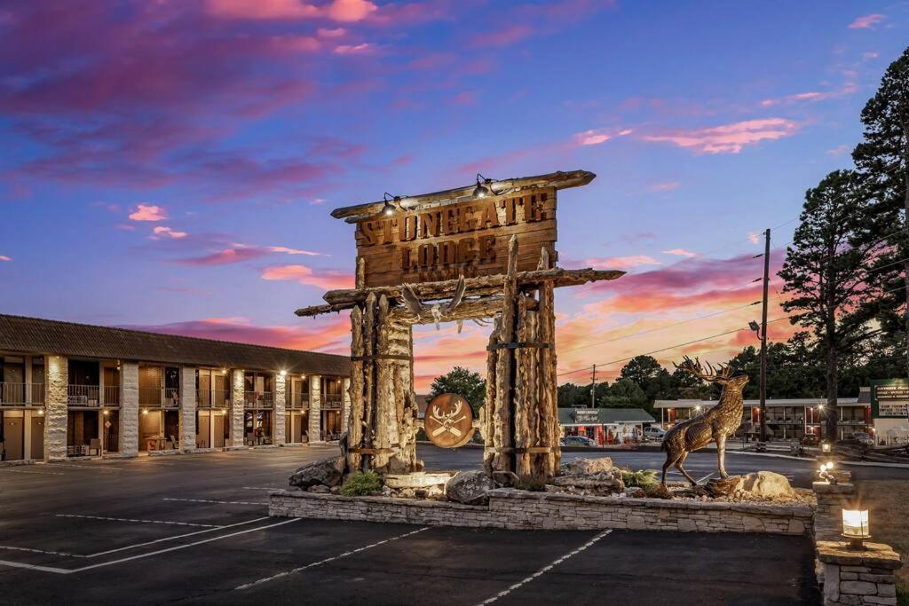 Stonegate Lodge King Bed Wifi 50 Roku Tv Salt Water Pool Room #104 Eureka Springs Exterior photo