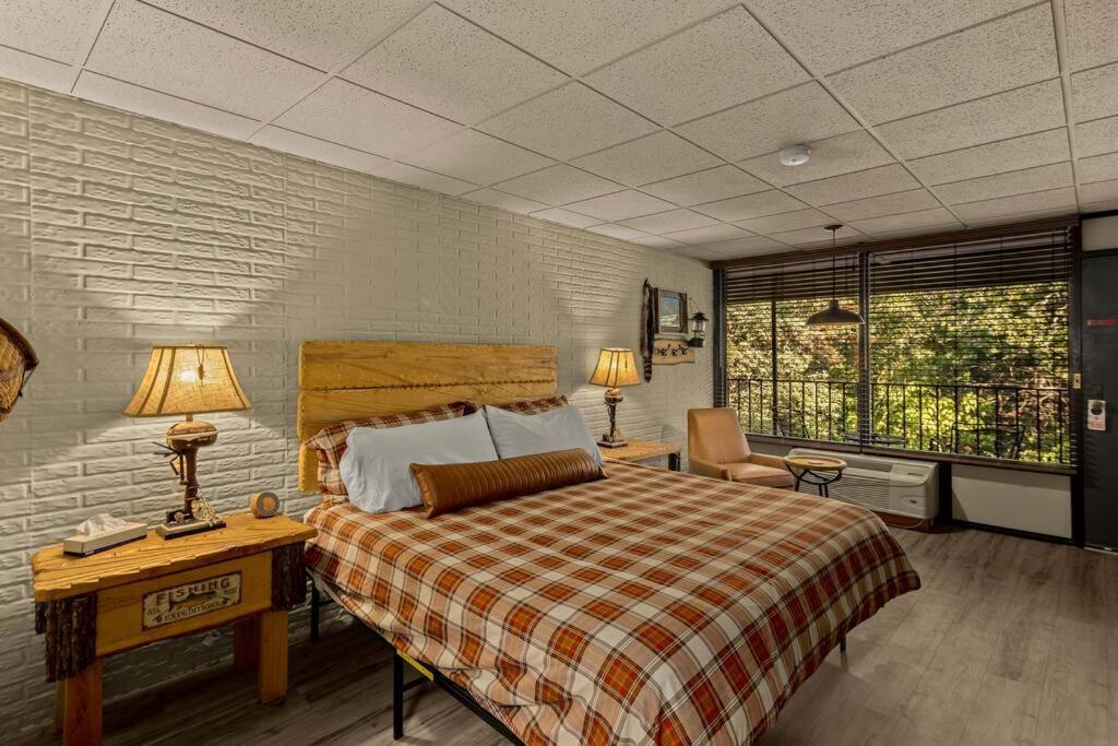 Stonegate Lodge King Bed Wifi 50 Roku Tv Salt Water Pool Room #104 Eureka Springs Exterior photo
