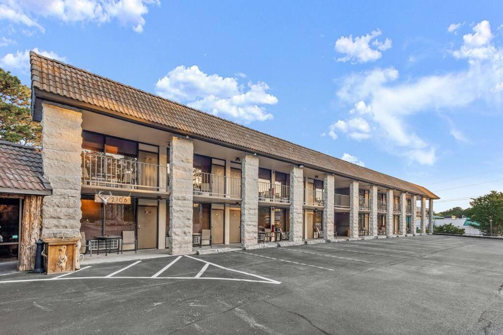 Stonegate Lodge King Bed Wifi 50 Roku Tv Salt Water Pool Room #104 Eureka Springs Exterior photo