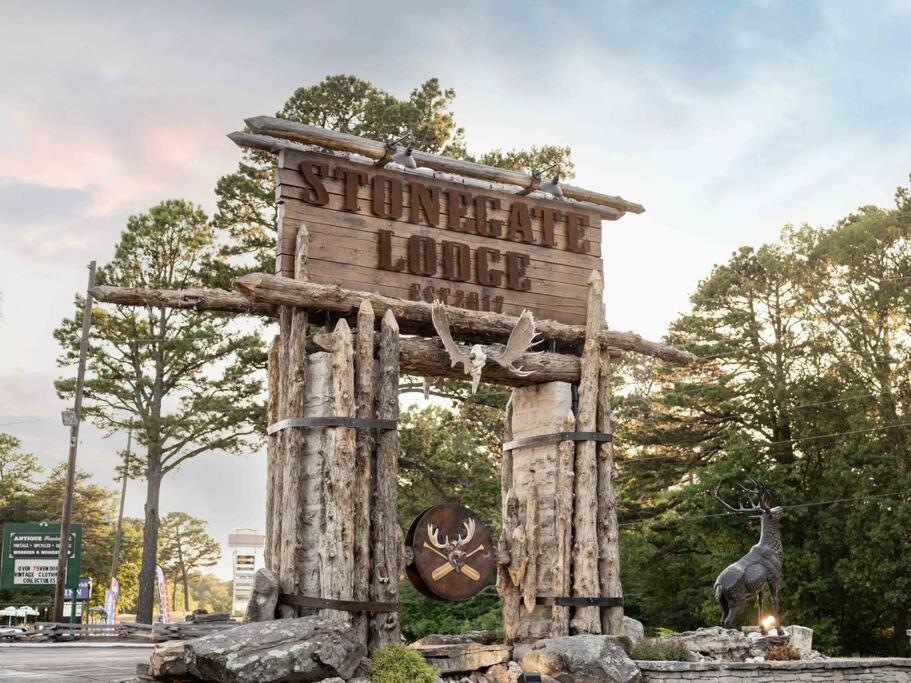 Stonegate Lodge King Bed Wifi 50 Roku Tv Salt Water Pool Room #104 Eureka Springs Exterior photo