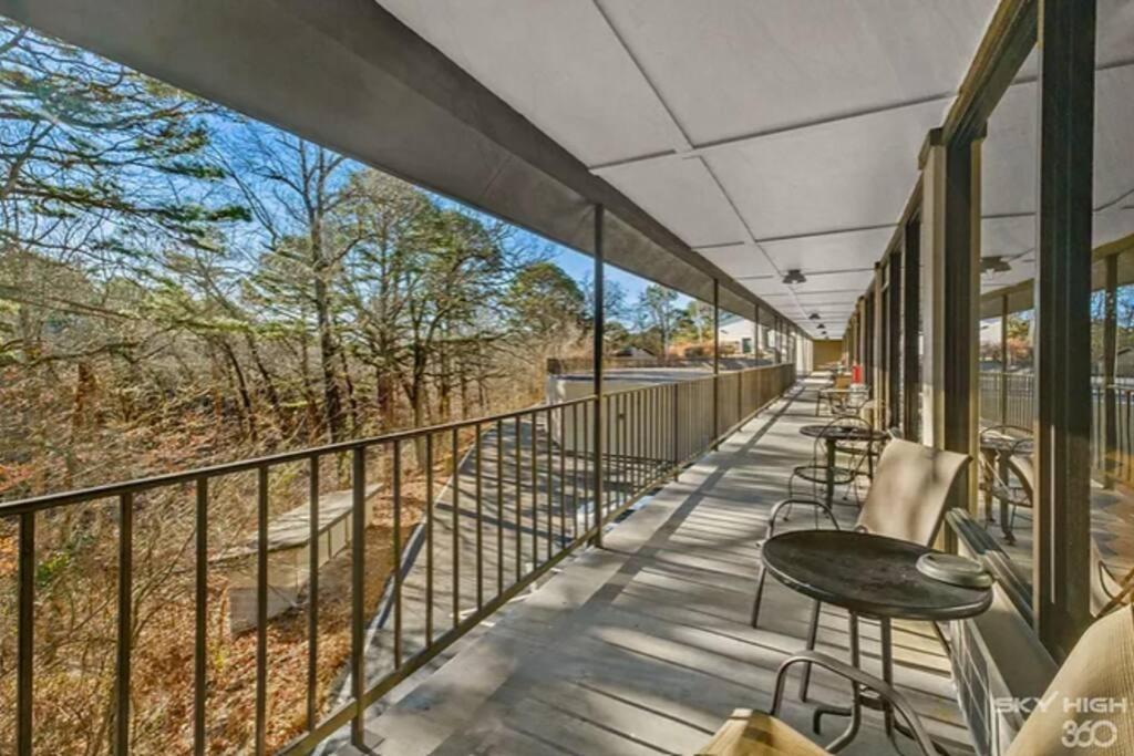 Stonegate Lodge King Bed Wifi 50 Roku Tv Salt Water Pool Room #104 Eureka Springs Exterior photo