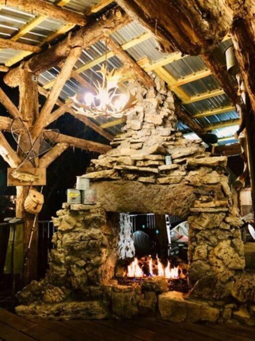 Stonegate Lodge King Bed Wifi 50 Roku Tv Salt Water Pool Room #104 Eureka Springs Exterior photo