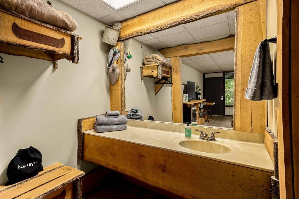 Stonegate Lodge King Bed Wifi 50 Roku Tv Salt Water Pool Room #104 Eureka Springs Exterior photo