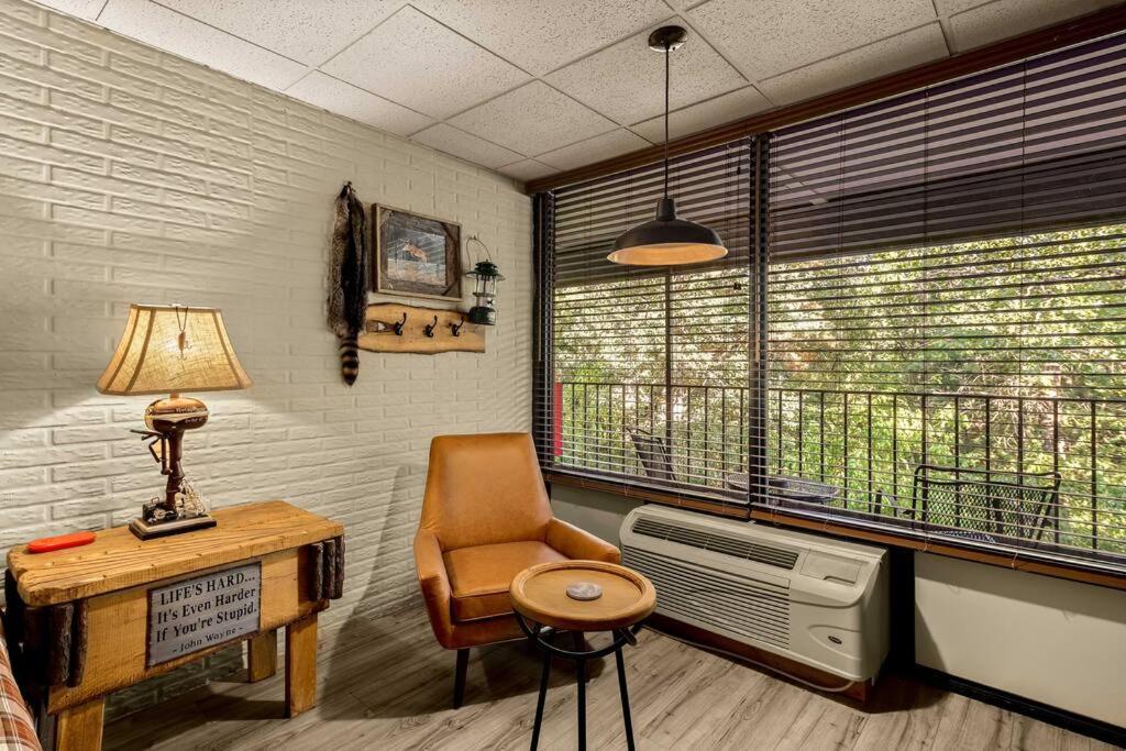 Stonegate Lodge King Bed Wifi 50 Roku Tv Salt Water Pool Room #104 Eureka Springs Exterior photo
