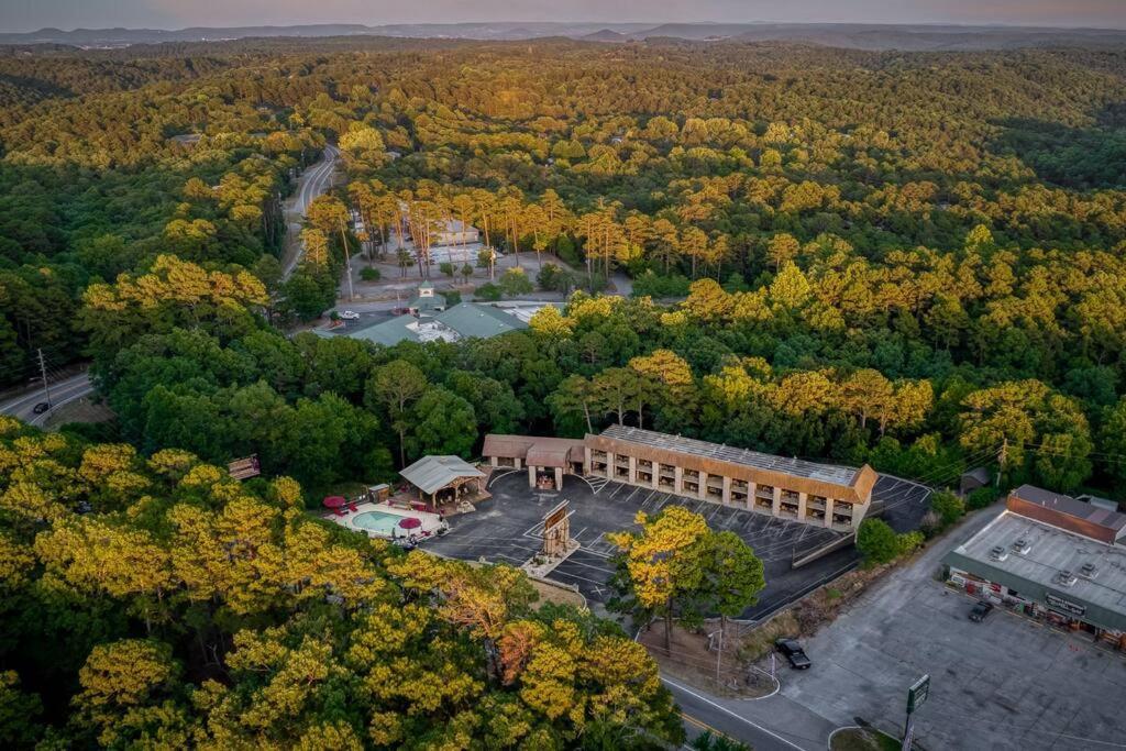 Stonegate Lodge King Bed Wifi 50 Roku Tv Salt Water Pool Room #104 Eureka Springs Exterior photo