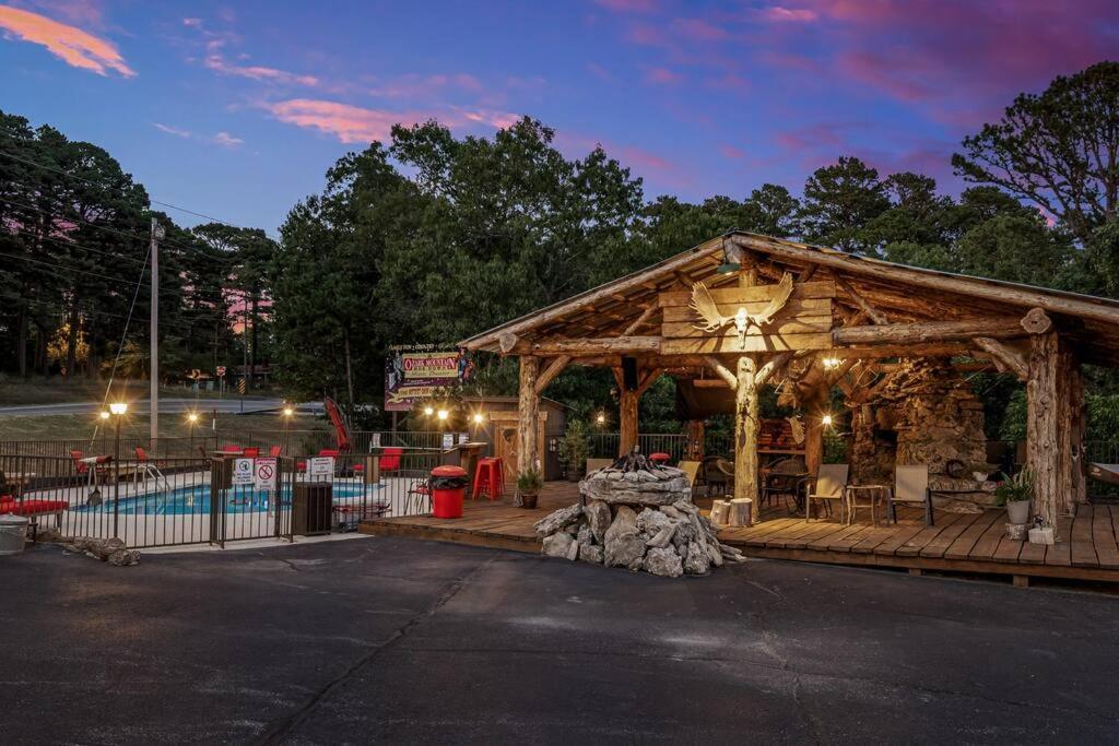 Stonegate Lodge King Bed Wifi 50 Roku Tv Salt Water Pool Room #104 Eureka Springs Exterior photo